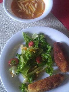 Una foto de Croquetas de atún y ensalada de fresa con pepino