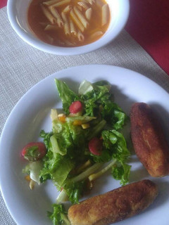 Una foto de Croquetas de atún y ensalada de fresa con pepino