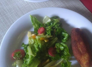 Una foto de Croquetas de atún y ensalada de fresa con pepino
