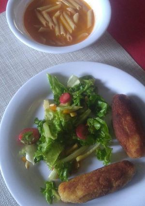 Una foto de Croquetas de atún y ensalada de fresa con pepino