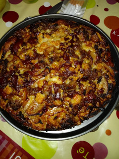 Una foto de Pizza de salchichón, pimiento, cebolla caramelizada y lomo