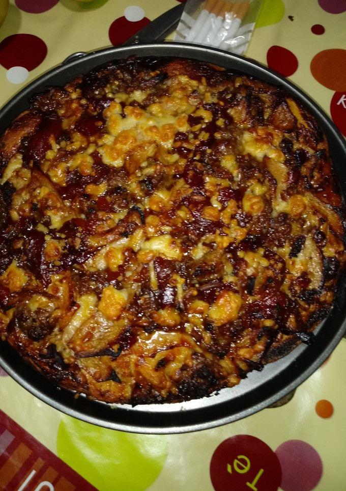 Una foto de Pizza de salchichón, pimiento, cebolla caramelizada y lomo