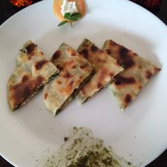 Piyaj kae patae, matar paratha A picture of Piyaj kae patae, matar paratha.