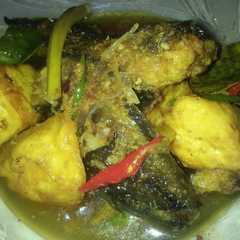 รูปของ Lele goreng bumbu acar kuning+tahu