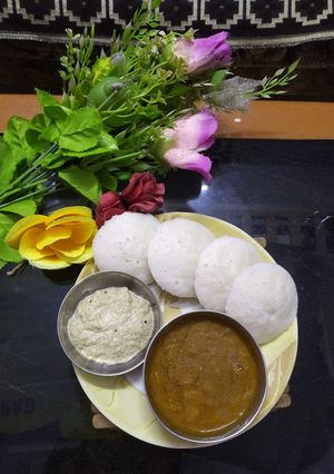 ઈડલી સંભાર (Idli Sambhar Recipe In Gujarati) રેસીપી મુખ્ય ફોટો