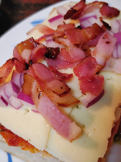 Una foto de PanPizza de bacon y cebolla