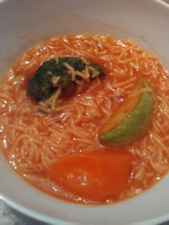 Una foto de Sopa de fideo con verduras 🍲