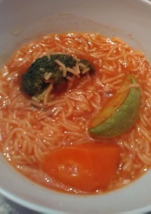 Una foto de Sopa de fideo con verduras 🍲