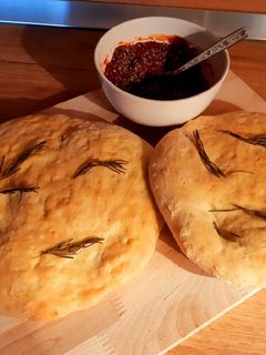 Focaccia fokhagymával és rozmaringgal recept fotója