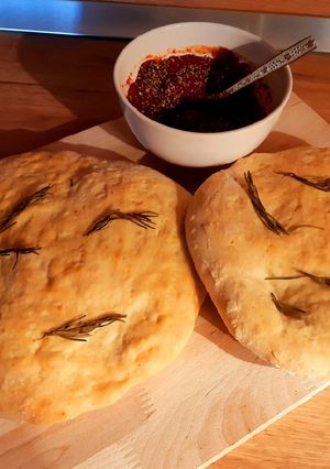 Focaccia fokhagymával és rozmaringgal recept fotója