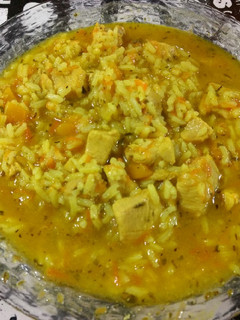 Una foto de Pollo con arroz amarillo