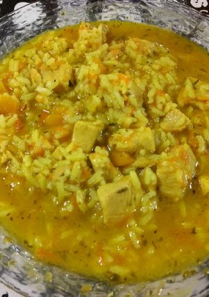 Una foto de Pollo con arroz amarillo