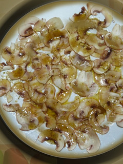 Una foto de Carpaccio de champiñones