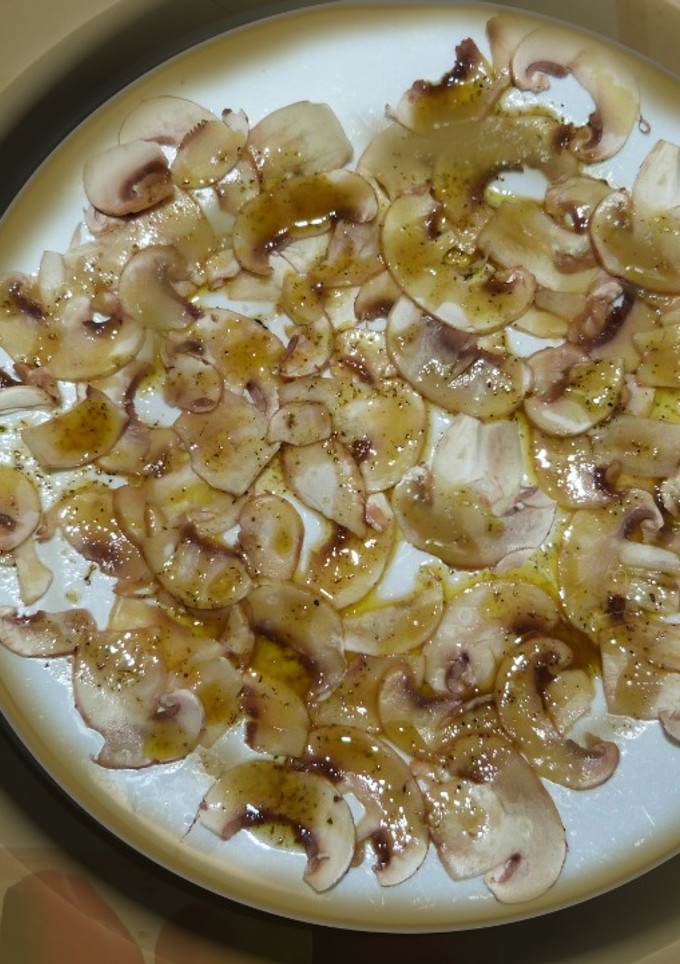 Una foto de Carpaccio de champiñones