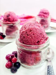 Una foto de Helado cremoso de frutos rojos y yogur griego