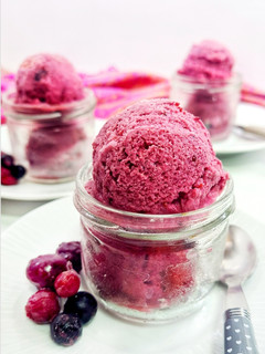 Una foto de Helado cremoso de frutos rojos y yogur griego