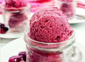 Foto principal de Helado cremoso de frutos rojos y yogur griego
