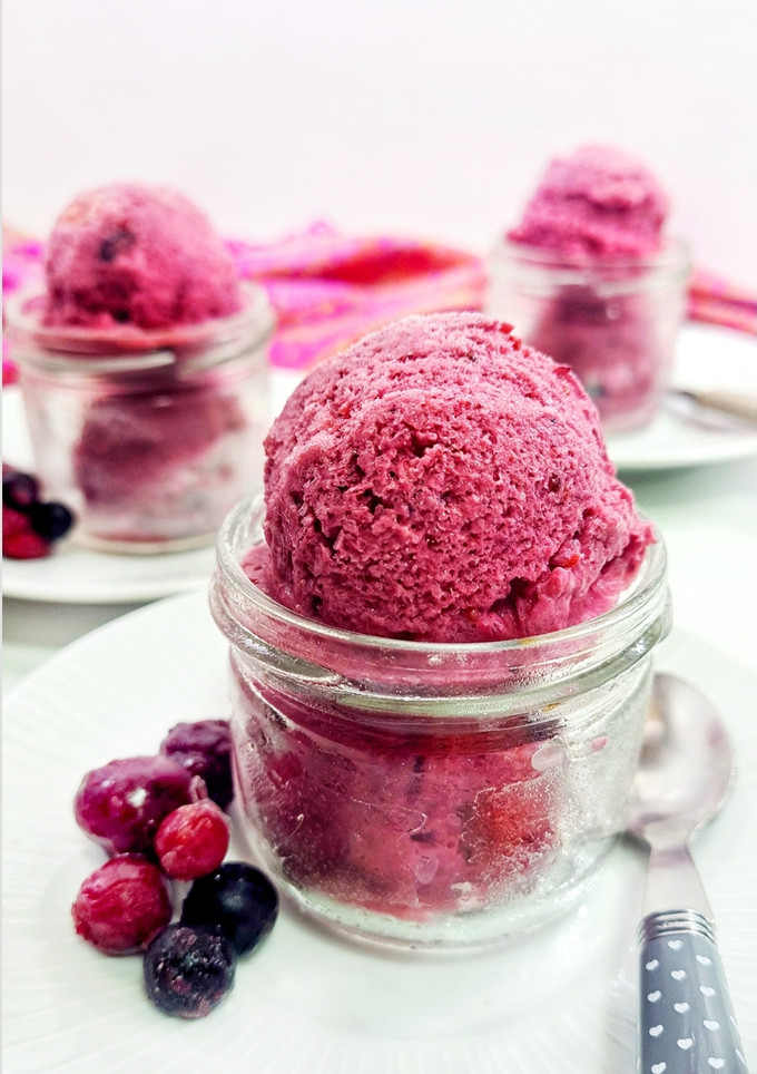 Una foto de Helado cremoso de frutos rojos y yogur griego