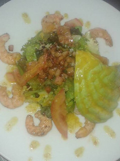 Una foto de Ensalada de langostinos y aguacate