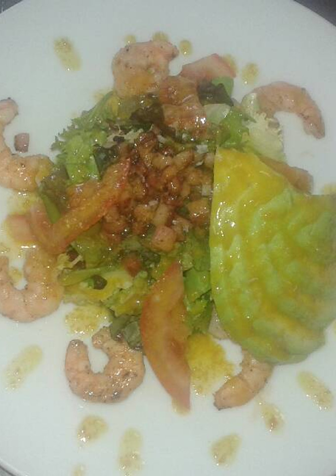 Una foto de Ensalada de langostinos y aguacate