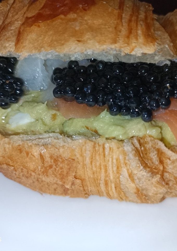 Una foto de Merienda de aguacate, atún, huevos y.....🎉🎉🎉🎉
