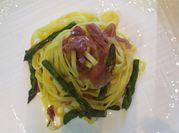 Una foto di tagliolini all'uovo