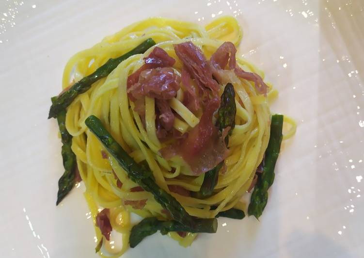 Tagliolini all'uovo con ragù di asparagi e crudo