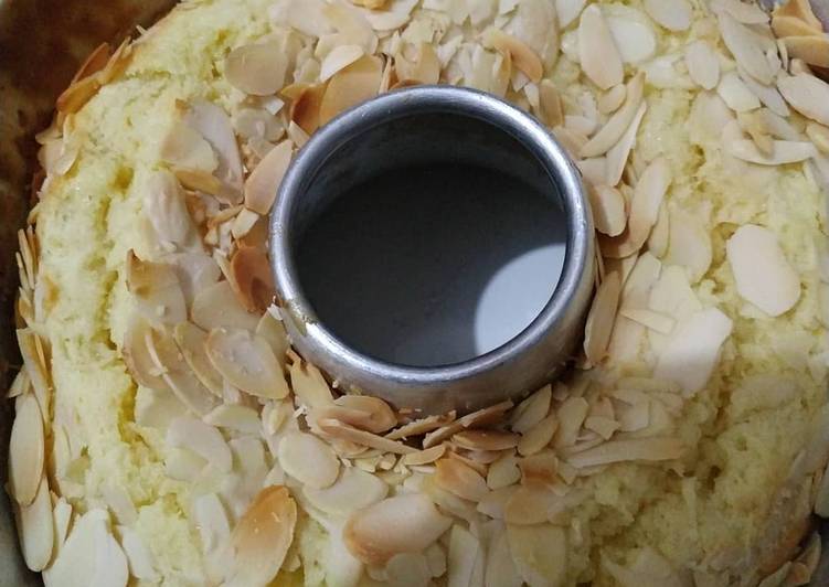 Bagaimana Menyiapkan Bolu Kelapa / Coconute Cake Topping Almond yang Bikin Ngiler