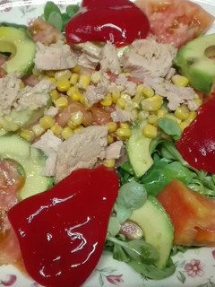 Una foto de Ensalada de verano de canónigos y pimientos del piquillo