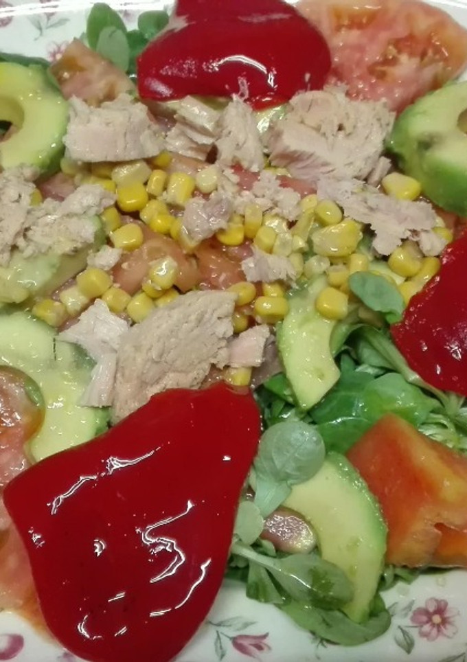Una foto de Ensalada de verano de canónigos y pimientos del piquillo