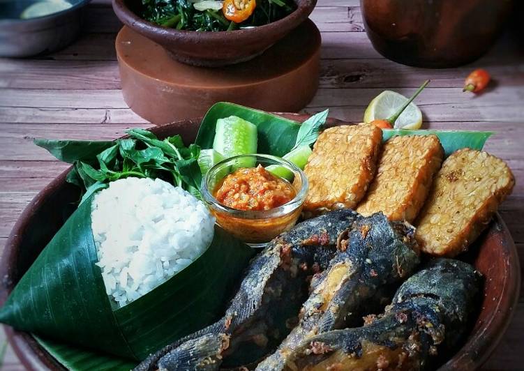 Pecel Lele Komplit (Lele Goreng, Sambel & Cah Kangkung)