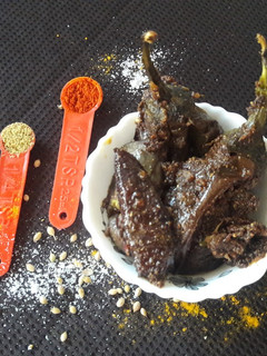 बैंगन की कलौंजी (भरवा बैंगन) (Baingan ki kalonji (Bharva baingan) recipe in Hindi) रेसिपी मुख्य फोटो