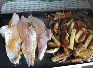 Una foto de Filets de Brotola con verduras a la placa