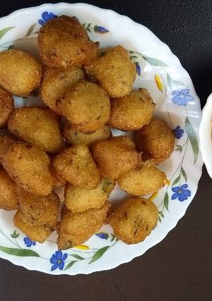 A picture of Punugulu with Peanut Chutney.