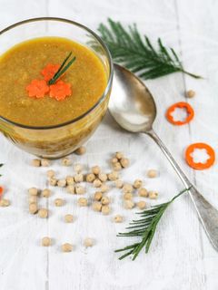 Une photo de Soupe de carotte et pois chiche à l'orientale