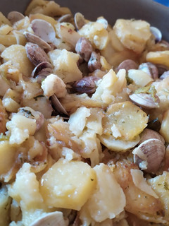 Una foto de Patatas con almejas a la malagueña