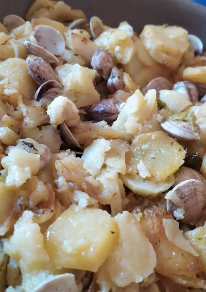 Una foto de Patatas con almejas a la malagueña