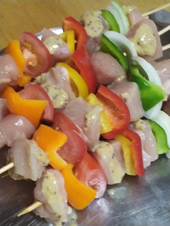 Una foto de Brochetas de pollo y verduras a la parrilla