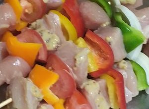 Una foto de Brochetas de pollo y verduras a la parrilla