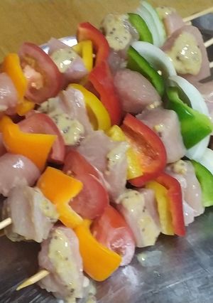 Una foto de Brochetas de pollo y verduras a la parrilla