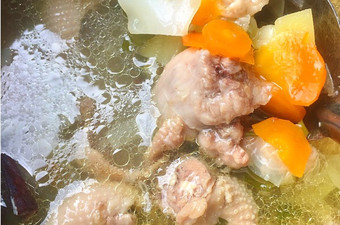 Bagaimana Menyiapkan 127. Sop Tulangan Ayam (bumbu Rempah ala Banjar) Yang Bikin Ngiler