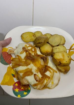 Una foto de Milanesa de pollo y papas salteadas