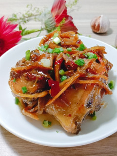 Hình của món Gà kho gừng.
