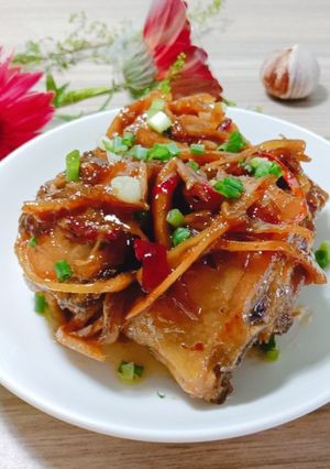 Hình của món Gà kho gừng.