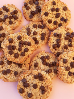 Una foto de Galletas de avena y coco con chips de chocolate 🍫