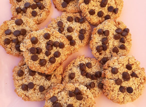 Una foto de Galletas de avena y coco con chips de chocolate 🍫