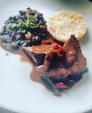 Carne al vino con poroto negro