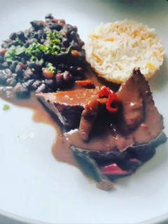 Una foto de Carne al vino con poroto negro