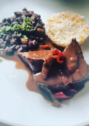 Una foto de Carne al vino con poroto negro
