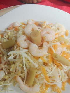 Una foto de Ensalada china de repollo y gambas